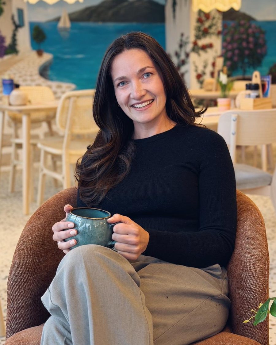 Marjolein Leito - van der Vlegel, zittend met een kop thee.
